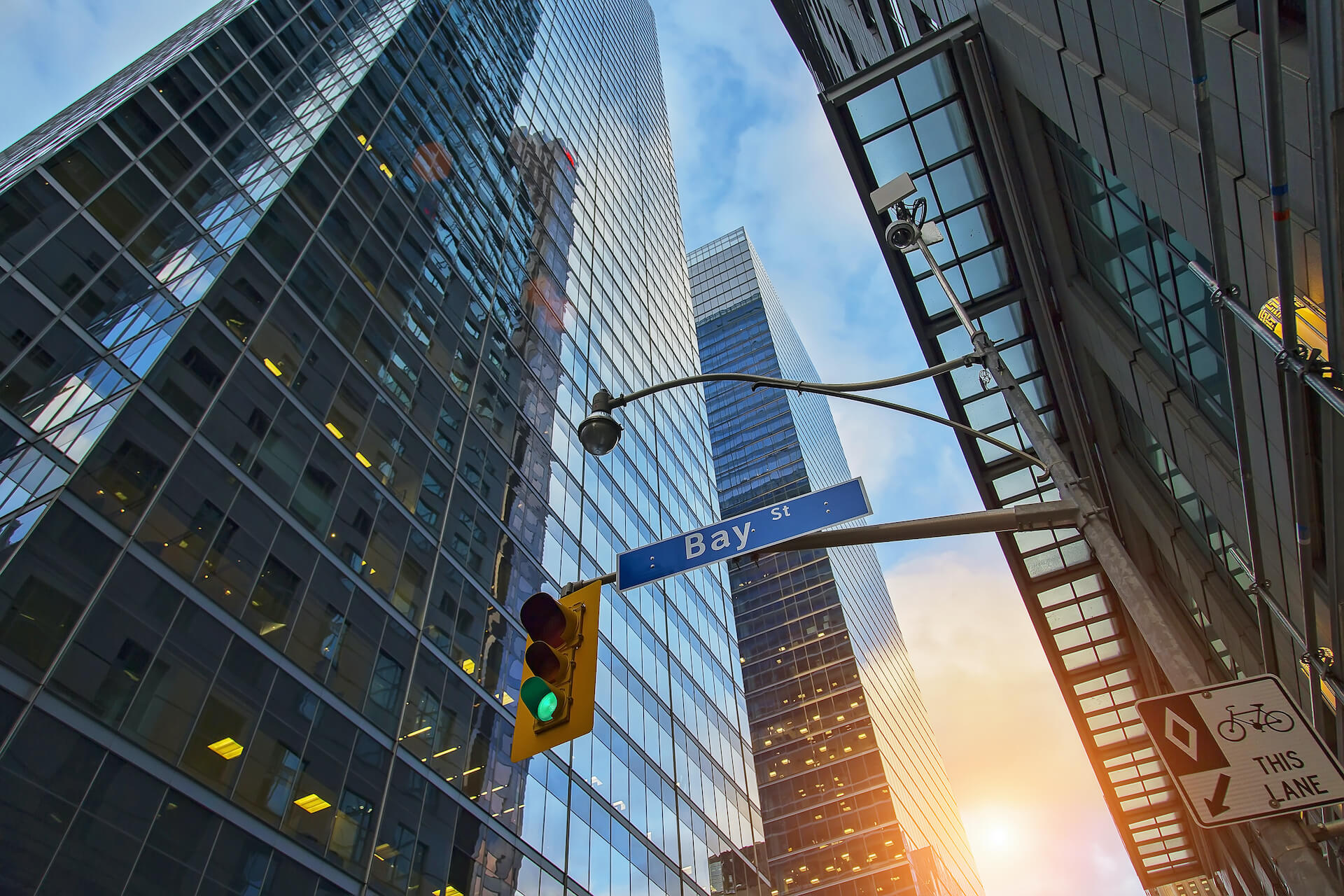 Image d'édifices à bureaux vitrés sur Bay Street à Toronto